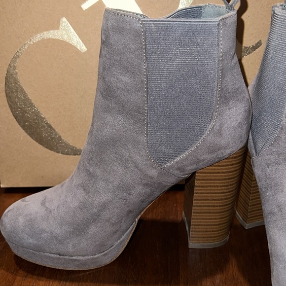Charlotte Russe micro suede gray platform 3 1/2 inch heel - Picture 3 of 5